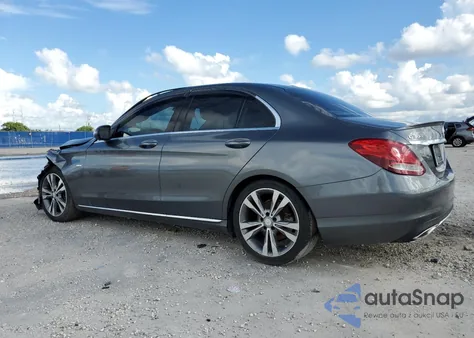 2017 Mercedes-Benz C 300 z USA, uszkodzony, nr VIN 55SWF4JB4HU214372